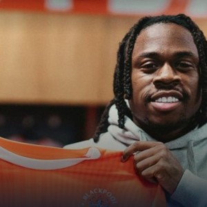 官方：布莱克浦租借伯恩利前锋奥巴费米